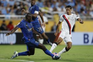 Kalidou Koulibaly, del Al Hilal (i), en acción contra Tijjani Reijnders, del Manchester City (d), durante la segunda mitad del partido de la Copa Mundial de Clubes de la FIFA 2025 en Orlando, Florida (EE.UU.). EFE/MIGUEL RODRIGUEZ