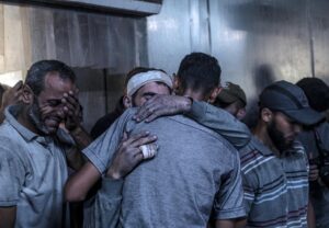 Un padre llora en el hospital Al-Shifa de la ciudad de Gaza, el 15 de julio de 2025. EFE/EPA/MOHAMMED SABER