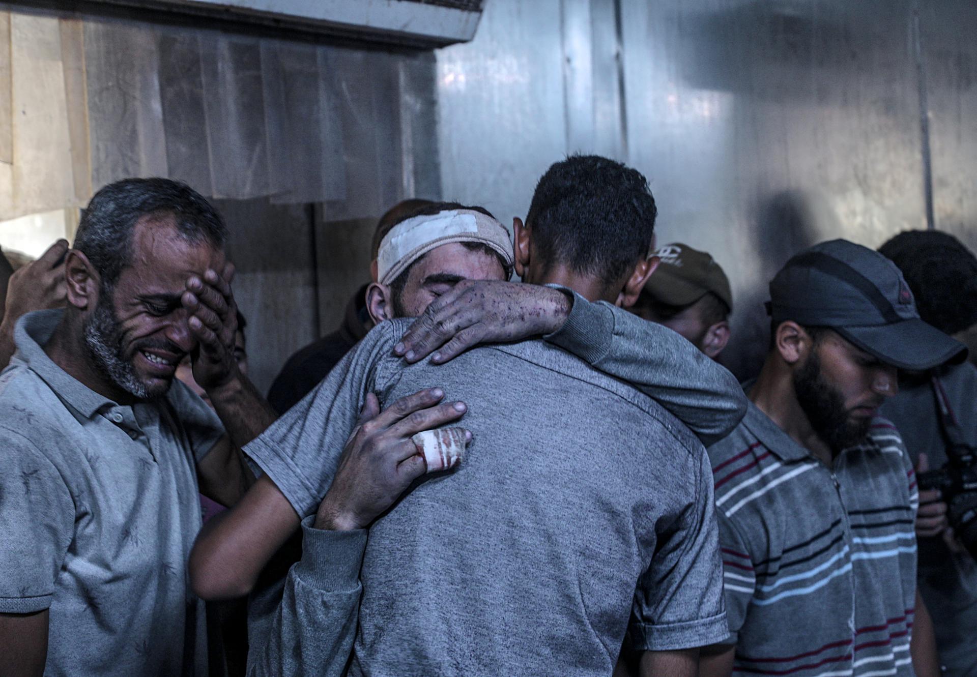 Un padre llora en el hospital Al-Shifa de la ciudad de Gaza, el 15 de julio de 2025. EFE/EPA/MOHAMMED SABER