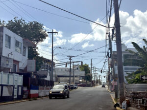 Fotografía de las conexiones eléctricas en una calle este 28 de julio de 2025, en San Juan (Puerto Rico). EFE/ Esther Alaejos
