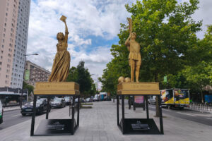 París conmemora el aniversario de los Juegos Olímpicos de 2024 sacando a la calle las estatuas doradas de mujeres ilustres como Simone de Beauvoir, Olympe de Gouges, Simone Veil o Alice Milliat, que fueron protagonistas de la ceremonia inaugural vista por cerca de 5.000 millones de personas en todo el mundo. EFE/ Isabel Rodríguez Ramiro