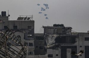 Ayuda humanitaria lanzada desde el aire por el Ejército de los Emiratos Árabes Unidos sobre la parte sur de la ciudad de Gaza, el 28 de julio de 2025. Más de 130 palestinos, la mayoría de ellos niños, han muerto de desnutrición en la Franja de Gaza, informó el Ministerio de Salud palestino el 27 de julio. EFE/MOHAMMED SABER