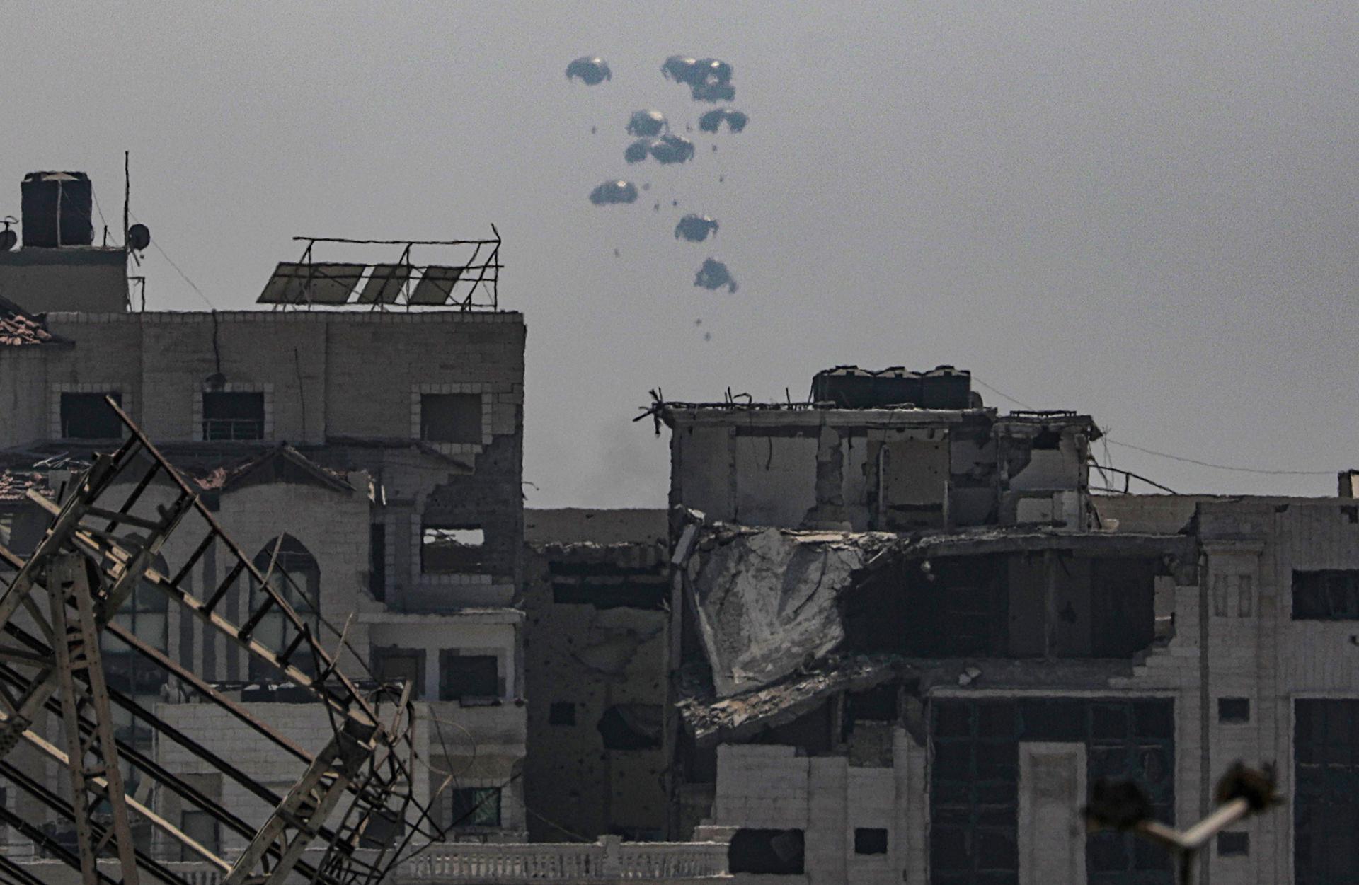 Ayuda humanitaria lanzada desde el aire por el Ejército de los Emiratos Árabes Unidos sobre la parte sur de la ciudad de Gaza, el 28 de julio de 2025. Más de 130 palestinos, la mayoría de ellos niños, han muerto de desnutrición en la Franja de Gaza, informó el Ministerio de Salud palestino el 27 de julio. EFE/MOHAMMED SABER