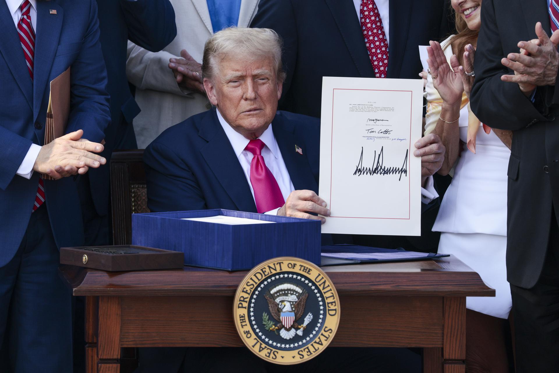 El presidente de EE.UU., Donald J. Trump después de firmar su ley presupuestaria en Washington (EE.UU.). EFE/EPA/SHAWN THEW