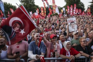 La gente sostiene fotografías de Ekrem Imamoglu mientras participa en una manifestación organizada por el principal partido de oposición del país, el Partido Republicano del Pueblo (CHP), contra la suspensión y encarcelamiento del alcalde de Estambul, Ekrem Imamoglu, frente a la Municipalidad de Estambul en Estambul, Turquía, el 1 de julio de 2025. EFE/EPA/Erdem Sahin
