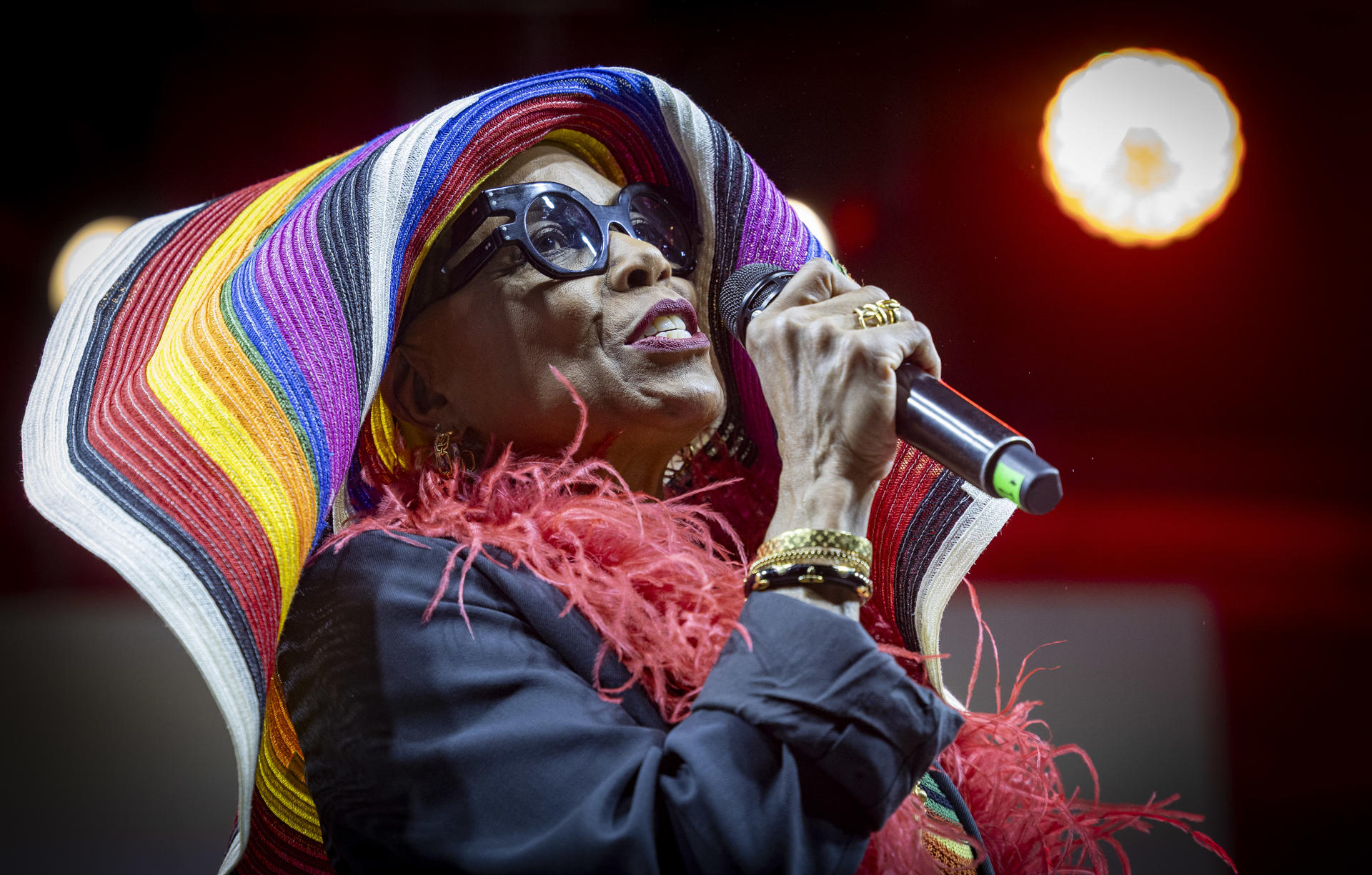 La gran dama del jazz, Dee Dee Bridgewater, durante su actuación junto a su banda este viernes en la 60 edición del Festival de Jazz de San Sebastián. EFE/Javier Etxezarreta
