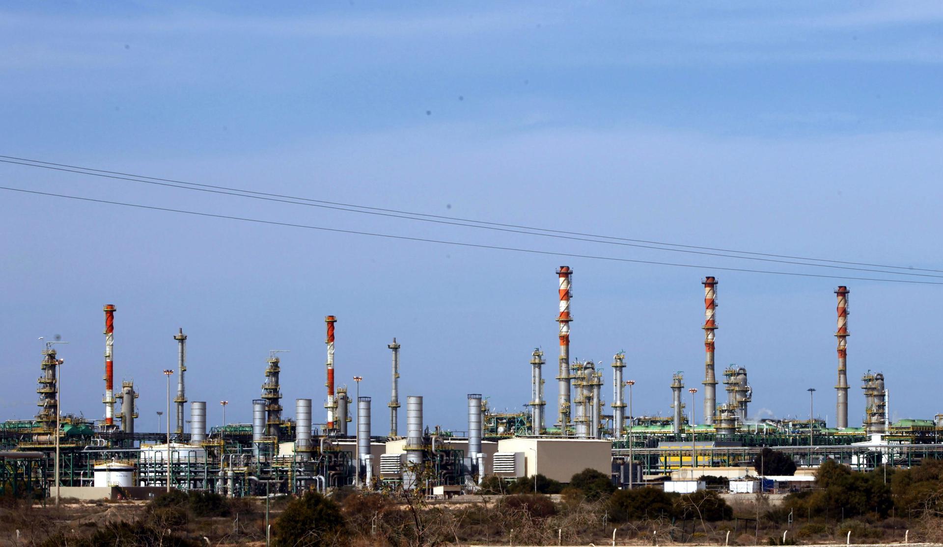 Fotografía de archivo de una vista general de una refinería de la petrolera libia Mellitah Oil and Gas, en Trípoli (Libia). EFE/STR
