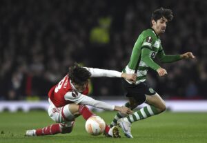 Imagen de archivo del japonés Takehiro Tomiyasu (i), del Arsenal, en un partido contra el Sporting de Lisboa. EFE/EPA/Vince Mignott