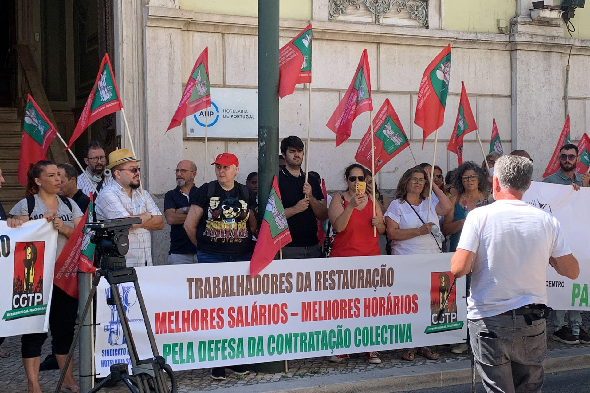 Un centenar de trabajadores del sector hotelero en Portugal se manifestaron este lunes en Lisboa para reclamar subidas salariales después de que, según denuncian, la patronal bloqueara la firma del acuerdo que había alcanzado recientemente con el sindicato mayoritario de los empleados. EFE/ Carlos Caselles
