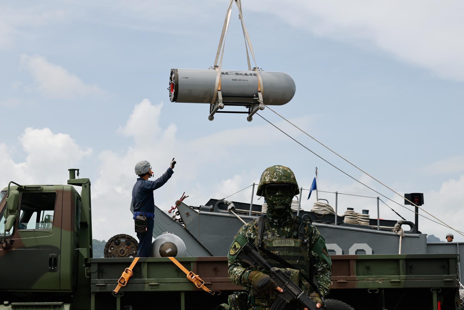 Marineros de la Armada de Taiwán cargan minas marinas como parte de los ejercicios militares anuales Han Kuang, en la ciudad de Kaohsiung, el 14 de julio de 2025. EFE/EPA/RITCHIE B. TONGO