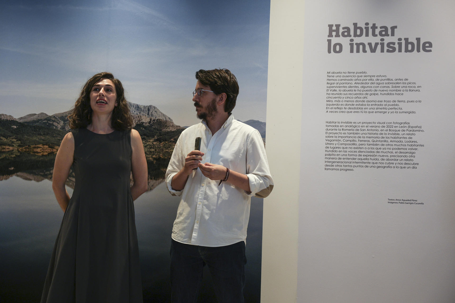Amor Aguarde y Pablo Garrigós, autores de la exposición 'Habitar lo invisible'. EFE/ Sara Morato
