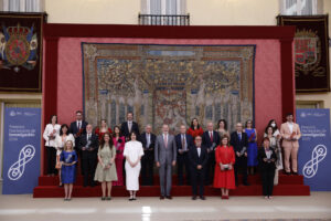 La ministra de Ciencia, Innovación y Universidadaes, Diana Morant (3i) y el rey Felipe VI (c-d) posan con los galardonados tras la entrega de los Premios Nacionales de Investigación, el reconocimiento científico más importante de España, celebrada este jueves en el Palacio Real de El Pardo. EFE/ Javier Lizón