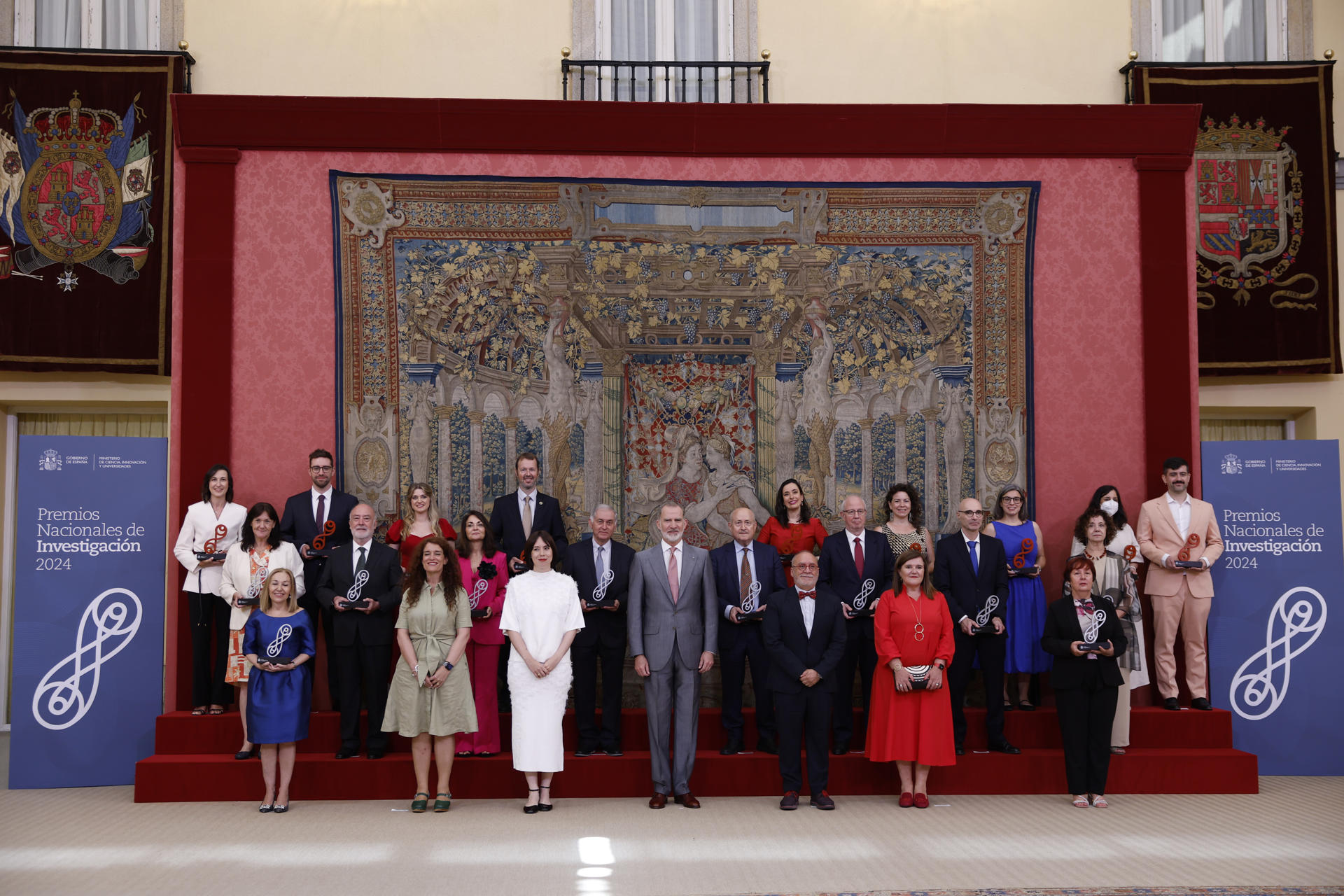 La ministra de Ciencia, Innovación y Universidadaes, Diana Morant (3i) y el rey Felipe VI (c-d) posan con los galardonados tras la entrega de los Premios Nacionales de Investigación, el reconocimiento científico más importante de España, celebrada este jueves en el Palacio Real de El Pardo. EFE/ Javier Lizón