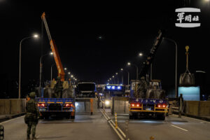 Uno de los principales puentes del área metropolitana de Taipéi fue cerrado este martes durante varias horas para simular el ingreso de tropas chinas a la ciudad, un ejercicio que tuvo lugar en el marco de las maniobras militares anuales de la isla, conocidas como Han Kuang. EFE/ Agencia de Noticias Militares (MNA) de Taiwán // SOLO USO EDITORIAL/SOLO DISPONIBLE PARA ILUSTRAR LA NOTICIA QUE ACOMPAÑA (CRÉDITO OBLIGATORIO)