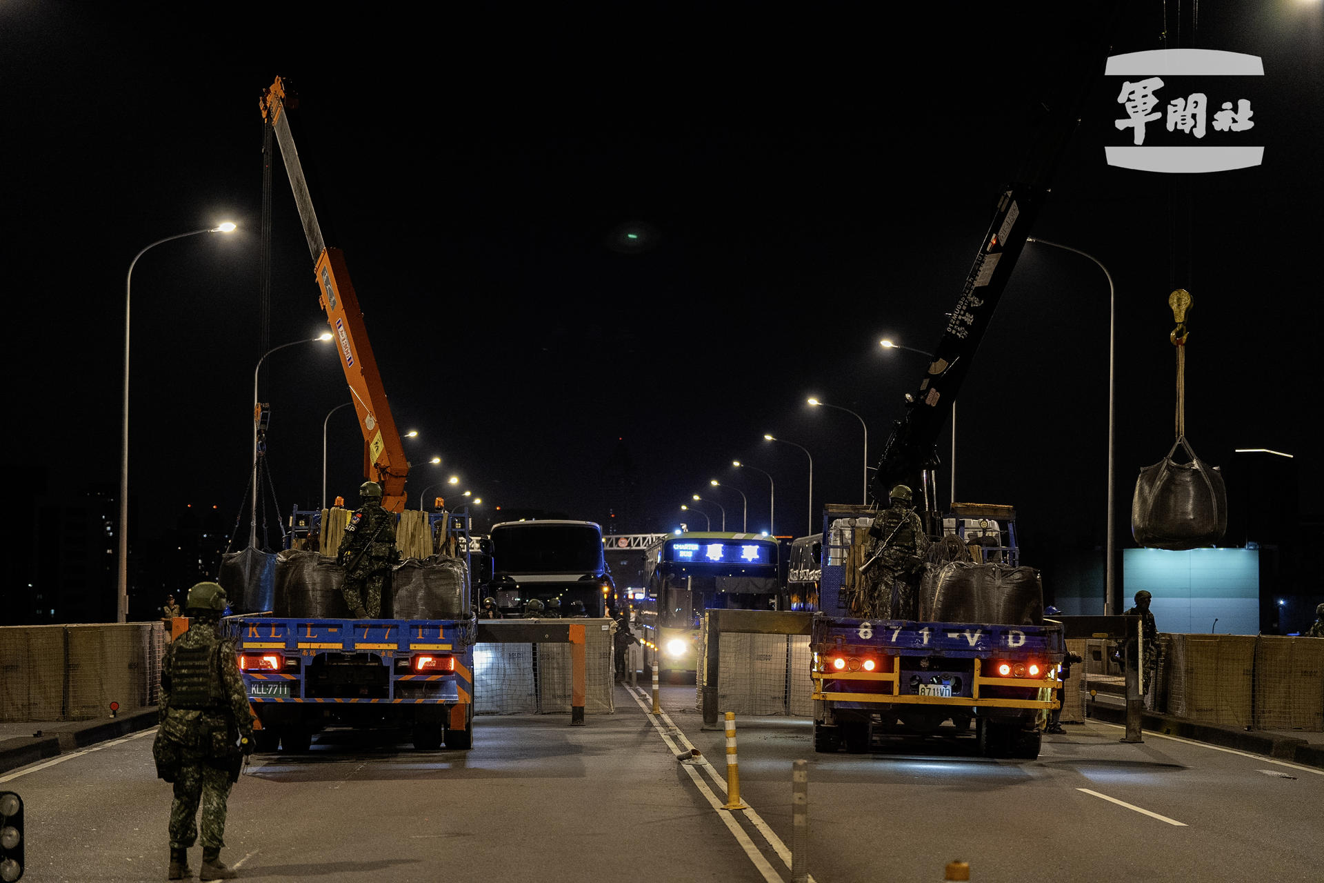 Uno de los principales puentes del área metropolitana de Taipéi fue cerrado este martes durante varias horas para simular el ingreso de tropas chinas a la ciudad, un ejercicio que tuvo lugar en el marco de las maniobras militares anuales de la isla, conocidas como Han Kuang. EFE/ Agencia de Noticias Militares (MNA) de Taiwán // SOLO USO EDITORIAL/SOLO DISPONIBLE PARA ILUSTRAR LA NOTICIA QUE ACOMPAÑA (CRÉDITO OBLIGATORIO)