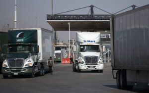 Fotografía de archivo del 11 de marzo de 2025 de camiones esperando en el Puente Internacional Zaragoza, en Ciudad Juárez, (México). EFE/ Luis Torres