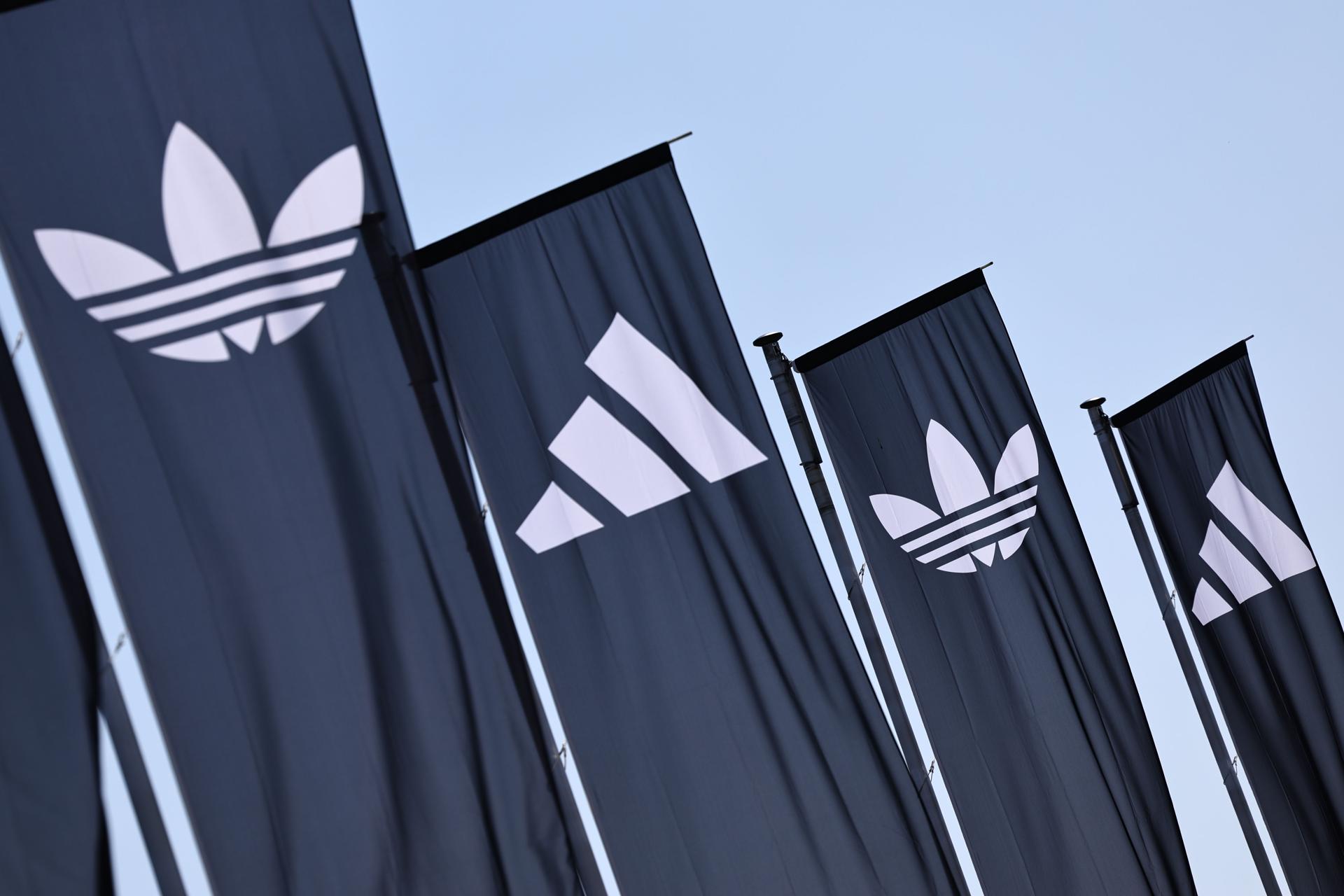 Banderas con el logo de Adidas en las instalaciones en Herzogenaurach, Alemania, en una foto tomada el pasado 20 de junio. EFE/EPA/ANNA SZILAGYI