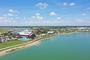 Fotografía aérea de archivo en donde se ven edificios y casas en el centro de la ciudad de Babcock Ranch, situada en la reserva natural que lleva el mismo nombre de la comunidad y al noreste de la ciudad de Fort Myers en Florida (EE.UU.). EFE/ Antoni Belchi