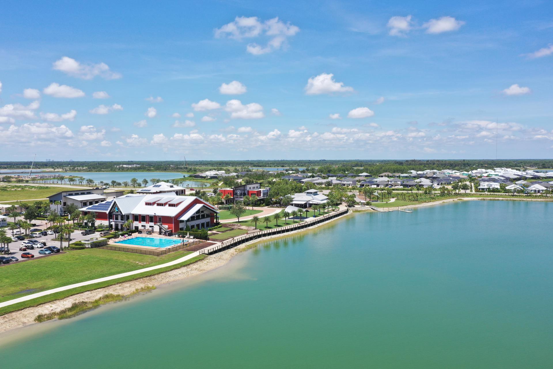 Fotografía aérea de archivo en donde se ven edificios y casas en el centro de la ciudad de Babcock Ranch, situada en la reserva natural que lleva el mismo nombre de la comunidad y al noreste de la ciudad de Fort Myers en Florida (EE.UU.). EFE/ Antoni Belchi