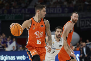 El base serbio Stefan Jovic (i) controla el balón ante el argentino Facundo Campazzo, del Real Madrid, durante el segundo partido de la final de la Liga Endesa que disputaron Real Madrid y Valencia Basket. EFE/ Mariscal