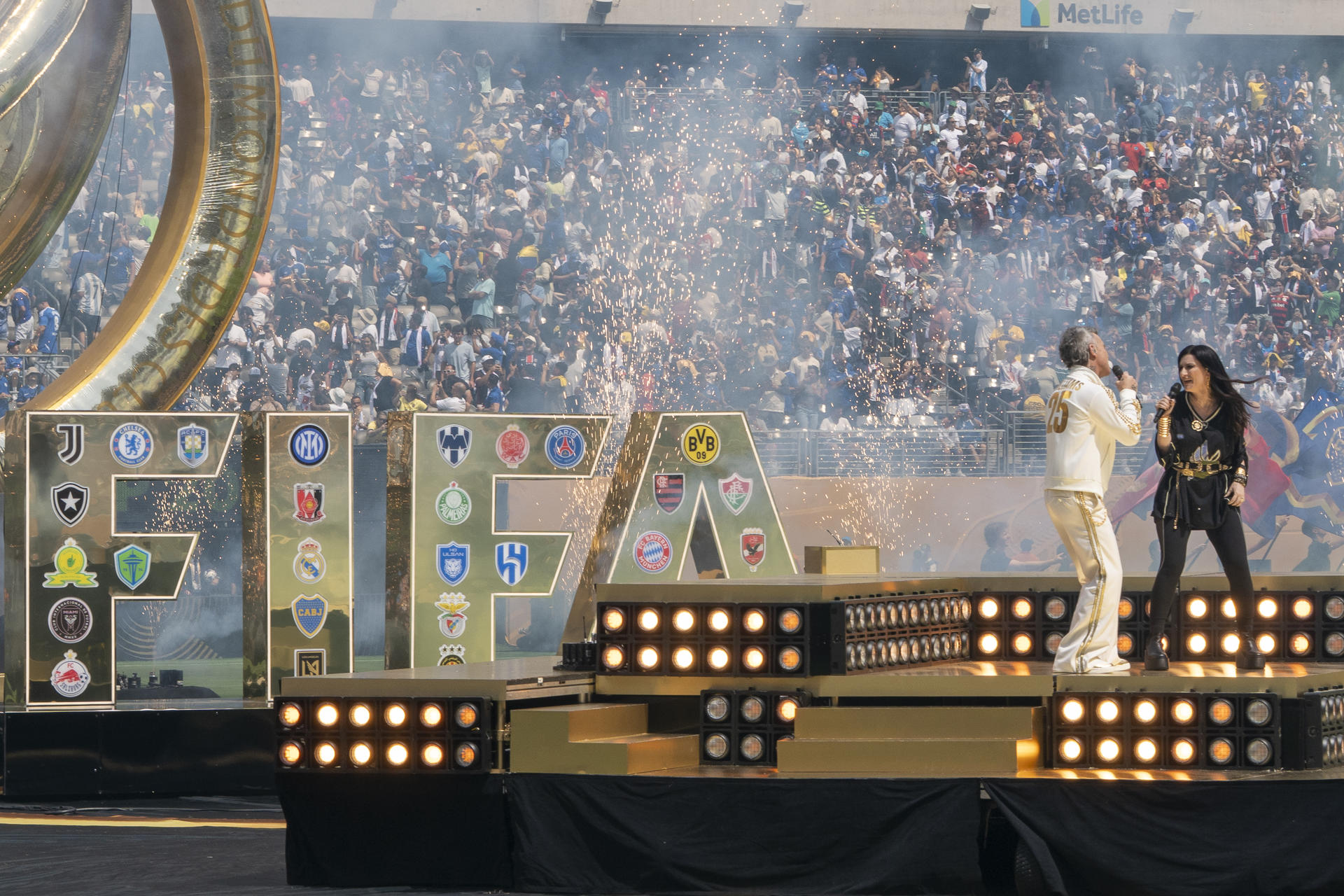 El cantante británico Robbie Williams (i) y la italiana Laura Pausini se presentan este domingo, antes de la final del Mundial de Clubes entre Chelsea FC y París Saint-Germain (PSG ) en el estadio MetLife en Nueva Jersey (Estados Unidos). EFE/ Ángel Colmenares