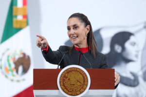 La presidenta de México, Claudia Sheinbaum, habla durante una rueda de prensa este jueves, en el Palacio Nacional, en Ciudad de México (México). EFE/Mario Guzmán