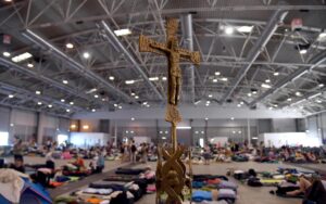 Participantes en un área de descanso en el centro de recepción instalado para alojar a los peregrinos de la Jubilación Juvenil en los pabellones de la Fiera di Roma, en Roma, Italia, 30 de julio de 2025. (Italia, Roma) EFE/EPA/FABIO CIMAGLIA