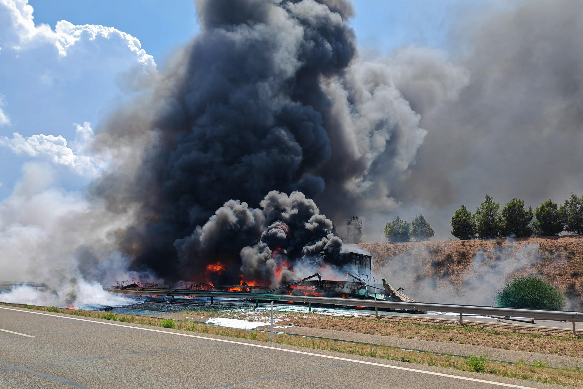 ZARAGOZA, 11/07/2025.- La autovía A-23 ha quedado reabierta al tráfico en sentido Zaragoza y permanece cortada en dirección a Teruel entre Cariñena y Paniza, en la provincia de Zaragoza, tras un accidente en el que se han visto implicados una furgoneta y tres camiones, dos de los cuales se han incendiado, sin que se hayan registrado daños personales.-EFE/ Guardia Civil ***SOLO USO EDITORIAL/SOLO DISPONIBLE PARA ILUSTRAR LA NOTICIA QUE ACOMPAÑA (CRÉDITO OBLIGATORIO)***