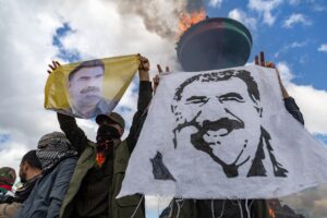 Imagen de archivo de una manifestacion de seguidores del Partido de los Trabajadores del Kurdistán (PKK), con pancartas de su líder Abdullah Öcalan. EFE/WAEL HAMZEH
