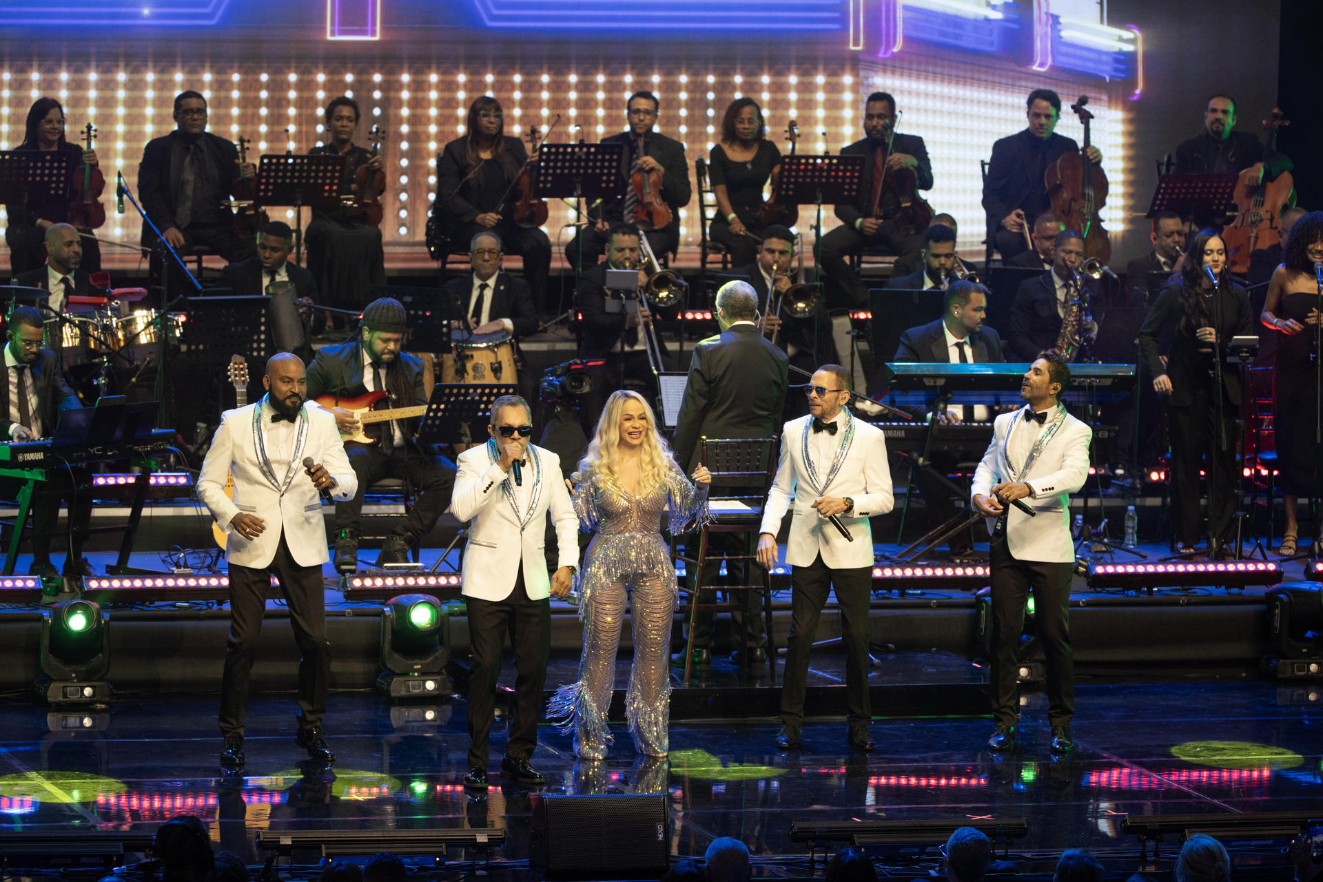 La cantante Miriam Cruz (c-d) participa junto a la agrupación Los Hermanos Rosario en el concierto "Rubby Pérez infinito" este viernes, en el Teatro Nacional en Santo Domingo (República Dominicana). El famoso merenguero dominicano Rubby Pérez falleció mientras actuaba en la discoteca Jet Set, cuando el techo colapsó provocando el fallecimiento de 236 personas. EFE/Orlando Barría