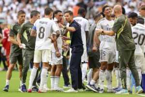 Xabi Alonso, entrenador del Real Madrid, habla con sus jugadores durante el partido ante el Juventus en el Mundial de Clubes en el Hard Rock Stadium en Miami. EFE/EPA/CRISTOBAL HERRERA-ULASHKEVICH
