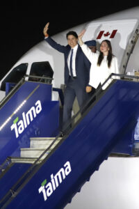 Fotografía de archivo del ex primer ministro de Canadá Justin Trudeau junto a su hija Ella-Grace Trudeau, en Lima (Perú). EFE/ Renato Pajuelo