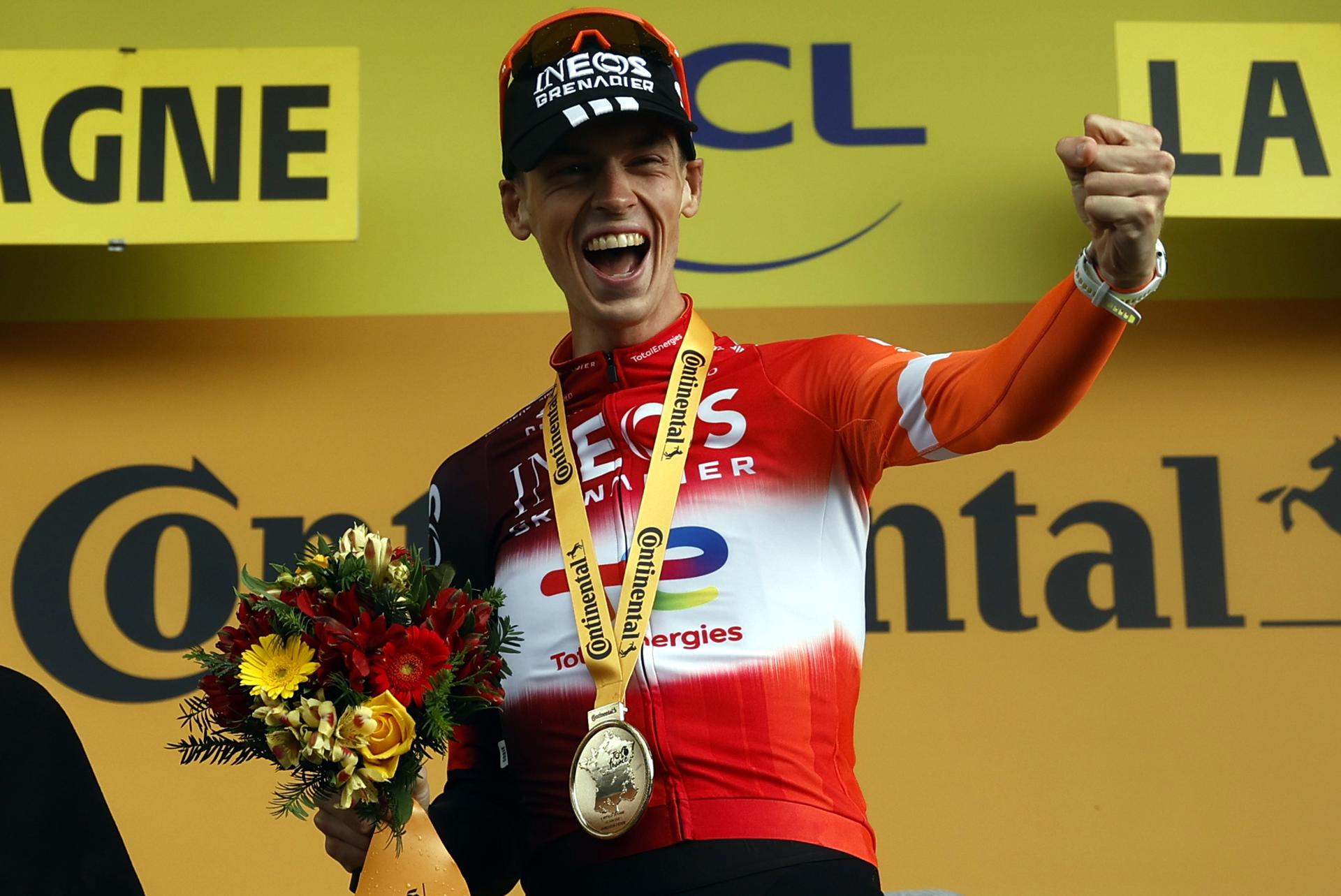 El neerlandés Thymen Arensman celebra su victotria en la 19ª etapa del Tour. EFE/EPA/MARTIN DIVISEK