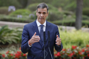 El presidente del Gobierno, Pedro Sánchez, ofrece declaraciones este martes tras una reunión con el rey Felipe VI, en el Palacio de Marivent, en Palma de Mallorca. EFE/ Ballesteros