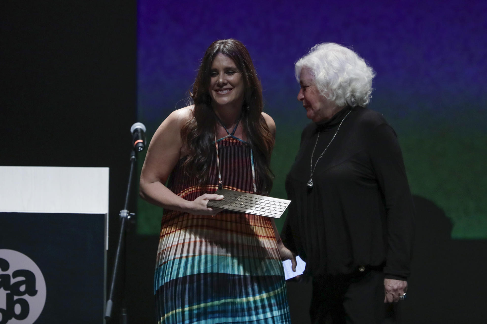 La periodista Laura Zummer (i) recibe el Reconocimiento a la Excelencia del Premio Gabo 2025, durante la ceremonia de entrega realizada este sábado en el Teatro Jorge Eliécer Gaitán, en Bogotá (Colombia). EFE/Carlos Ortega