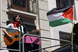 GRAFCAV9961. PAMPLONA, 08/07/2025.- La cantante albaceteña Rozalén ha dado la sorpresa este martes en Pamplona al asistir al homenaje al joven Germán Rodríguez, muerto por un disparo de la policía en los Sanfermines de 1978, un acto en el que la artista ha interpretado a la guitarra su canción 'Justo'. Rozalén ha subido al escenario instalado en la avenida Roncesvalles de Pamplona, en el lugar donde una estela muestra el lugar en el que murió Germán Rodríguez, para explicar que hace unas semanas estuvo en la ciudad, donde se reunió con asociaciones de memoria. EFE/ Jesús Diges