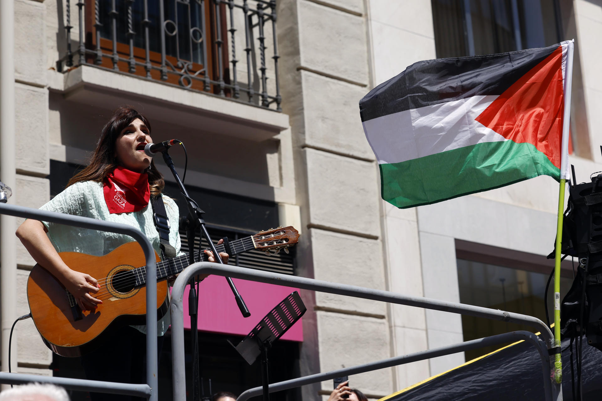 GRAFCAV9961. PAMPLONA, 08/07/2025.- La cantante albaceteña Rozalén ha dado la sorpresa este martes en Pamplona al asistir al homenaje al joven Germán Rodríguez, muerto por un disparo de la policía en los Sanfermines de 1978, un acto en el que la artista ha interpretado a la guitarra su canción 'Justo'. Rozalén ha subido al escenario instalado en la avenida Roncesvalles de Pamplona, en el lugar donde una estela muestra el lugar en el que murió Germán Rodríguez, para explicar que hace unas semanas estuvo en la ciudad, donde se reunió con asociaciones de memoria. EFE/ Jesús Diges