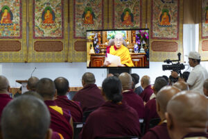 El dalái lama lee una declaración por videoconferencia ante la cúpula del budismo tibetano, reunida desde este miércoles en un histórico cónclave en la ciudad india de Dharamshala. EFE/ Lucía Goñi