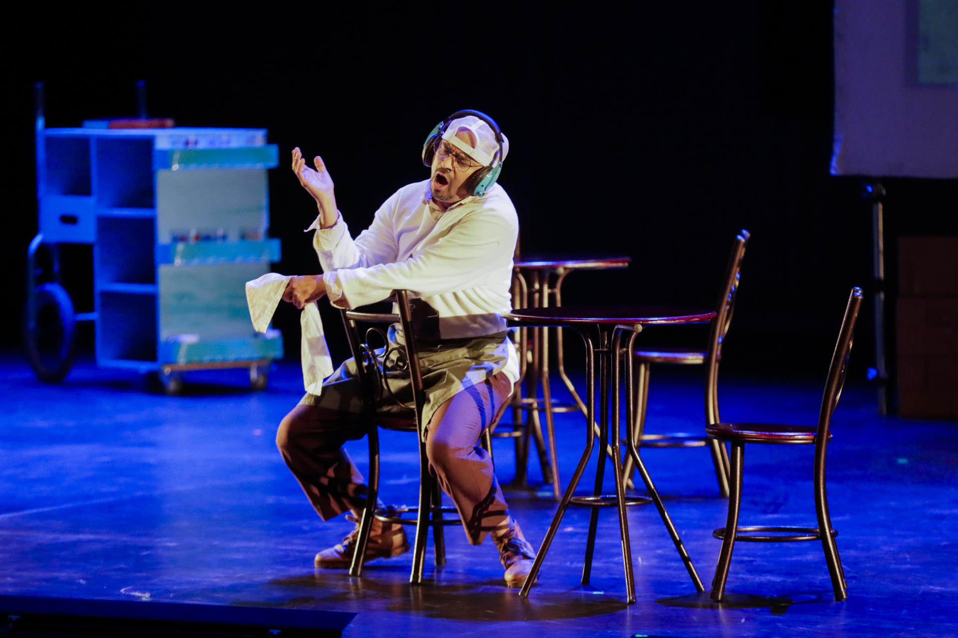 Fotografía de artistas presentando la obra 'La cuina de Rossini' en el teatro Mayor Julio Mario Santo Domingo, en Bogotá (Colombia). EFE/ Carlos Ortega
