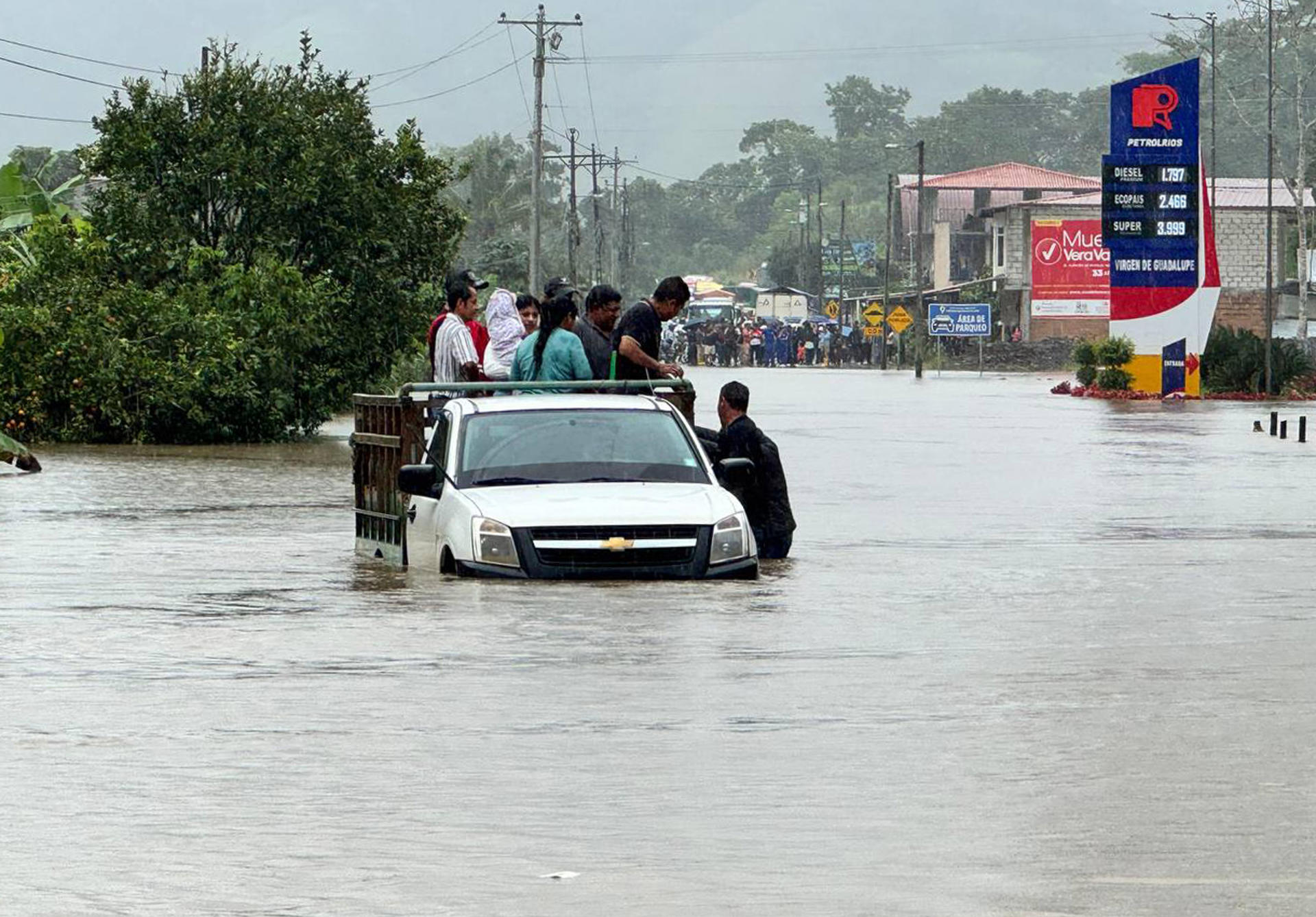 Fotografía cedida por la Prefectura de Zamora Chinchipe que muestra personas movilizándose en un vehículo en medio de una inundación en la provincia Zamora Chinchipe (Ecuador). EFE/Prefectura de Zamora Chinchipe
