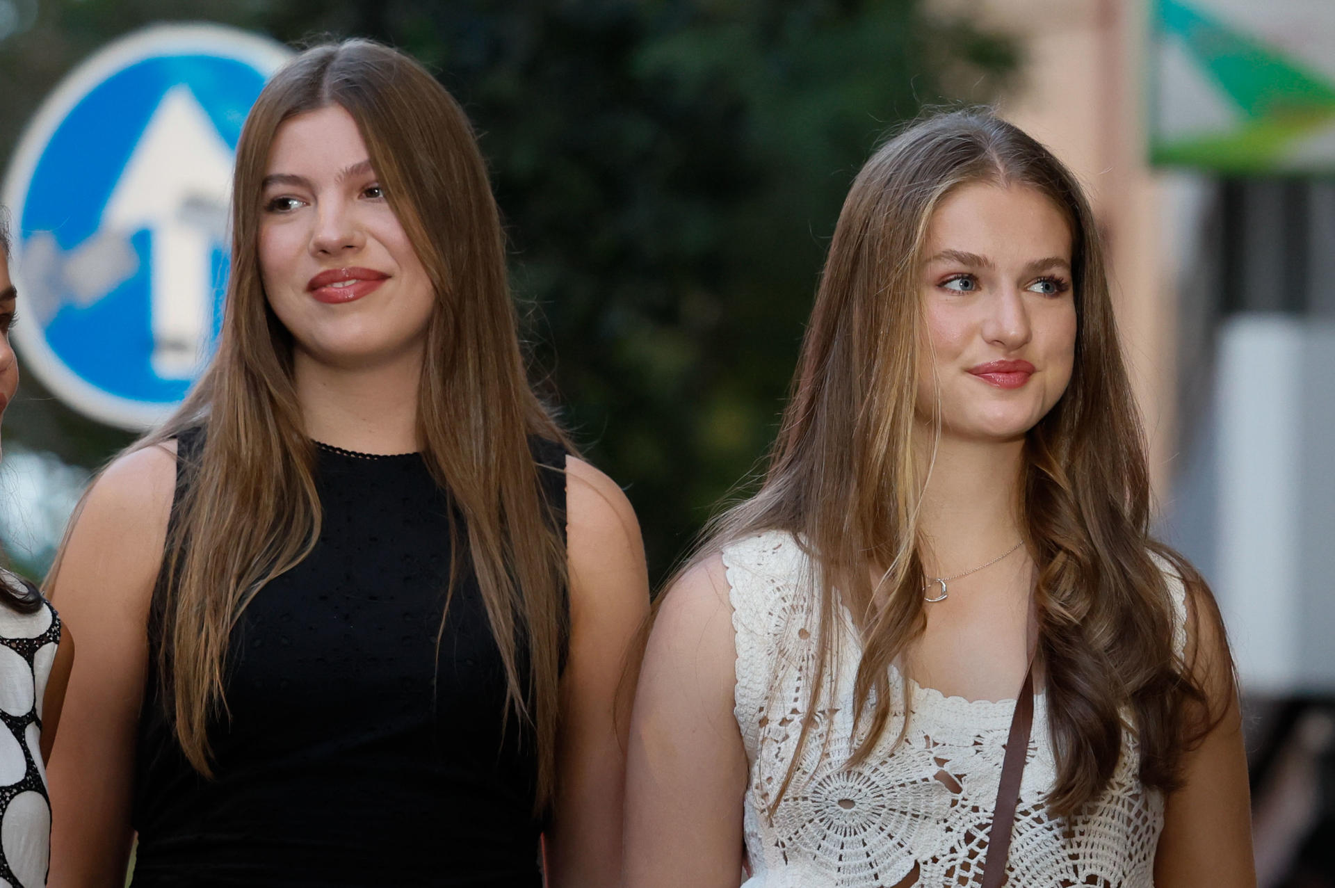 La infanta Sofía (i) y la princesa Leonor (d), acuden con su madre, la reina Letizia, a una proyección de cine este jueves en Mallorca. EFE/Ballesteros