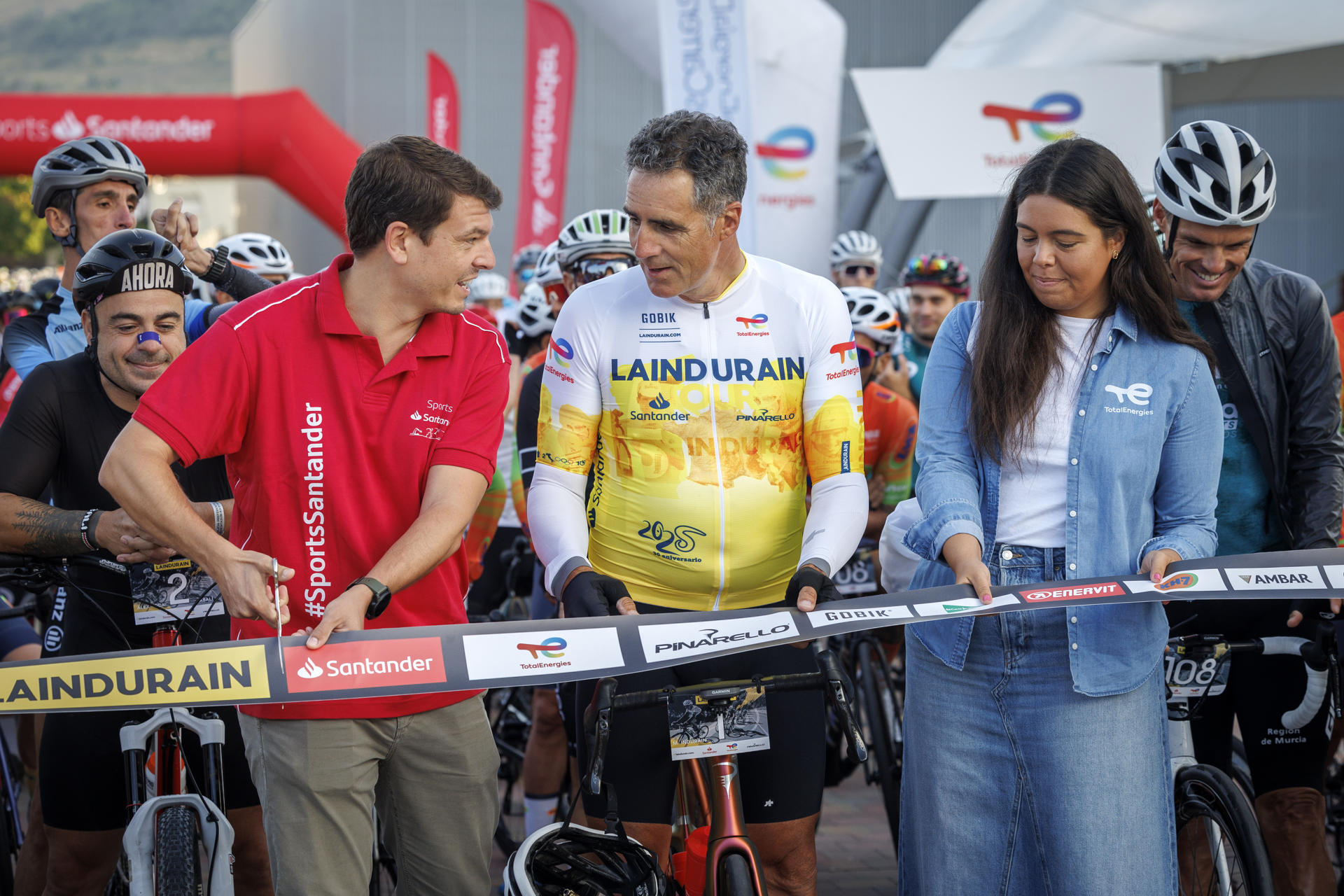 El exciclista Miguel Induráin (c) durante el tradicional corte de cinta este sábado en "La Induráin", una prueba cicloturista que tiene cada año como protagonista indiscutible al pentacampeón del Tour de Francia en su localidad natal de Villava (Navarra) y en la que participan más de 1.500 personas. EFE/Villar López.