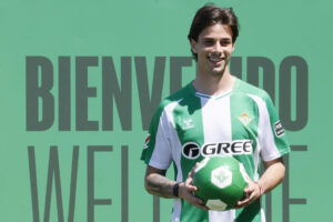 El defensa argentino Valentín Gómez durante su presentación como nuevo jugador del Real Betis en la ciudad deportiva Luis del Sol en Sevilla. EFE/ Jose Manuel Vidal