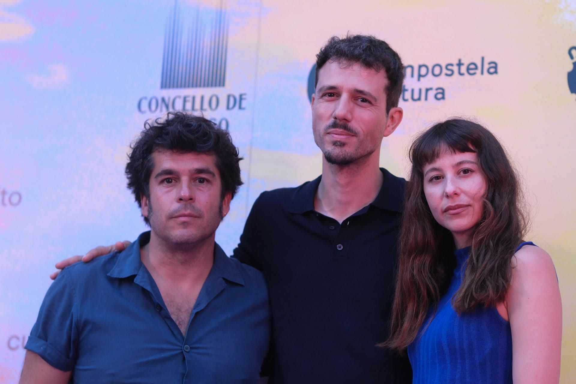 (i-d) El director del festival Pela del Alamo, el realizador Lois Patiño y la actriz Irene Escolar, a su llegada hoy martes a la inauguración del festival de cine ´Curtocircuíto´ que se celebra en Santiago de Compostela. EFE/Xurxo Martínez.
