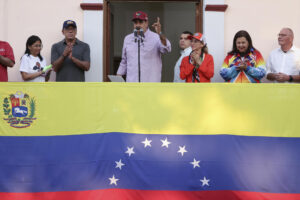 El presidente de Venezuela, Nicolás Maduro (c), habla en una marcha este lunes, que celebra el primer aniversario de su segunda reelección, en Caracas (Venezuela). EFE/ Ronald Peña R.