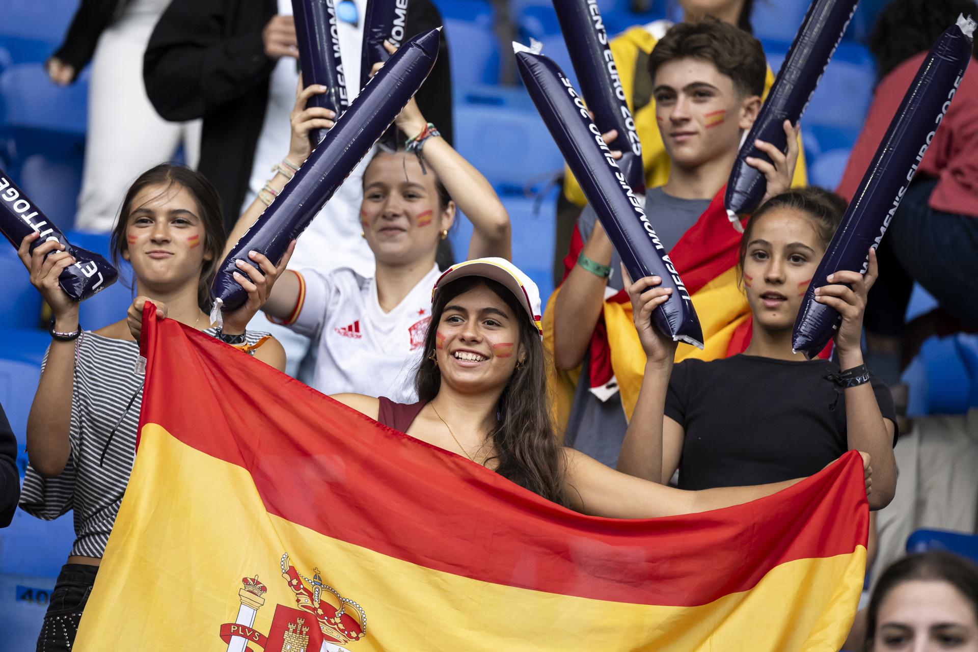 Hinchas españolas en la final de la UEFA Women EURO 2025 entre España e Inglaterra en Basilea, Suiza. EFE/EPA/GEORGIOS KEFALAS