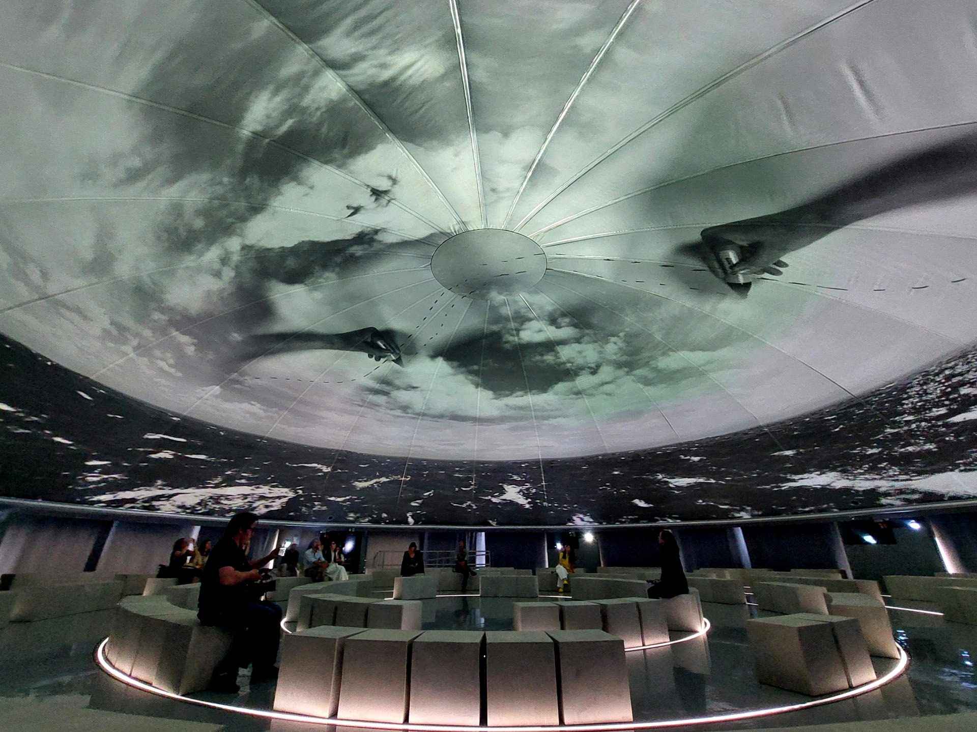 Vista de la obra de la artista londinense Es Devlin '50 Songs of the Sea' ('50 canciones del mar', un espacio redondo bajo una cúpula de 28 metros de diámetro, en la que cada anillo gira en un sentido) para celebrar el 50 aniversario de Zara y situada en la cúpula del monte de San Pedro de A Coruña, que fusiona la moda con el mar en la ciudad que vio nacer al gigante textil. EFE/Cabalar
