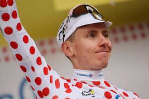 El ciclista esloveno Tadej Pogacar (UAE Team Emirates) se vistió este domingo con el maillot de lunares como nuevo líder de la clasificación de la montaña. EFE/CHRISTOPHE PETIT TESSON