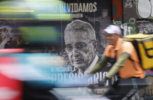 Fotografía de un cartel con la imagen del expresidente de Colombia Álvaro Uribe Vélez este martes, en Bogotá (Colombia). EFE/ Mauricio Dueñas Castañeda