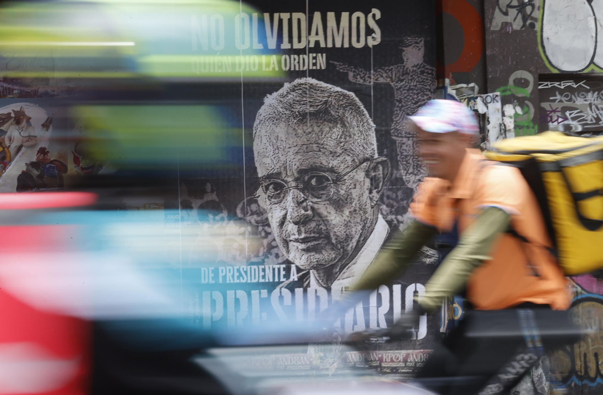Fotografía de un cartel con la imagen del expresidente de Colombia Álvaro Uribe Vélez este martes, en Bogotá (Colombia). EFE/ Mauricio Dueñas Castañeda